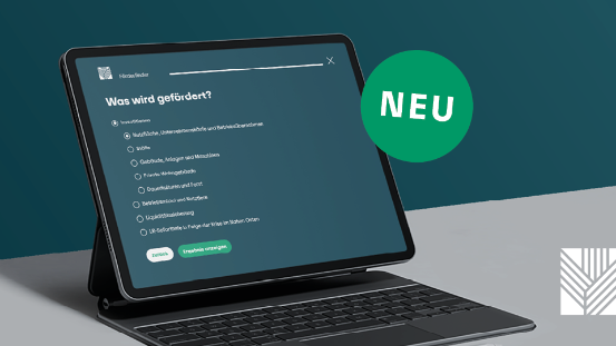 Ein Tablet steht schräg auf einem Tisch vor einer petrolfarbenen Wand. Auf dem Bildschirm ist die Benutzeroberfläche des Förderfinders der Rentenbank zu sehen. Die Oberfläche zeigt eine Frage mit mehreren Auswahlmöglichkeiten und einen hervorgehobenen Button. Rechts oben im Bild schwebt ein grüner Kreis mit dem weißen Schriftzug 'NEU'. Unten rechts befindet sich das stilisierte Rentenbank-Logo in weißer Farbe.