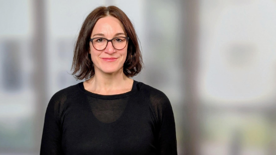 Vanessa Zaher, Leiterin der Presse und Kommunikation, vor Büroräumen
